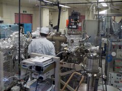 クリーンルームでの電子デバイス作成風景